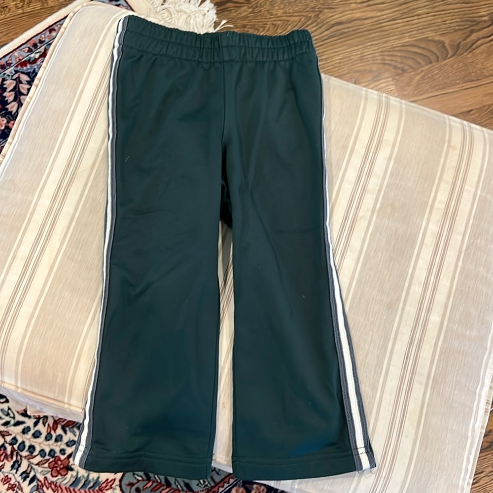 Like new gap size 3T hunter green athletic performance pants